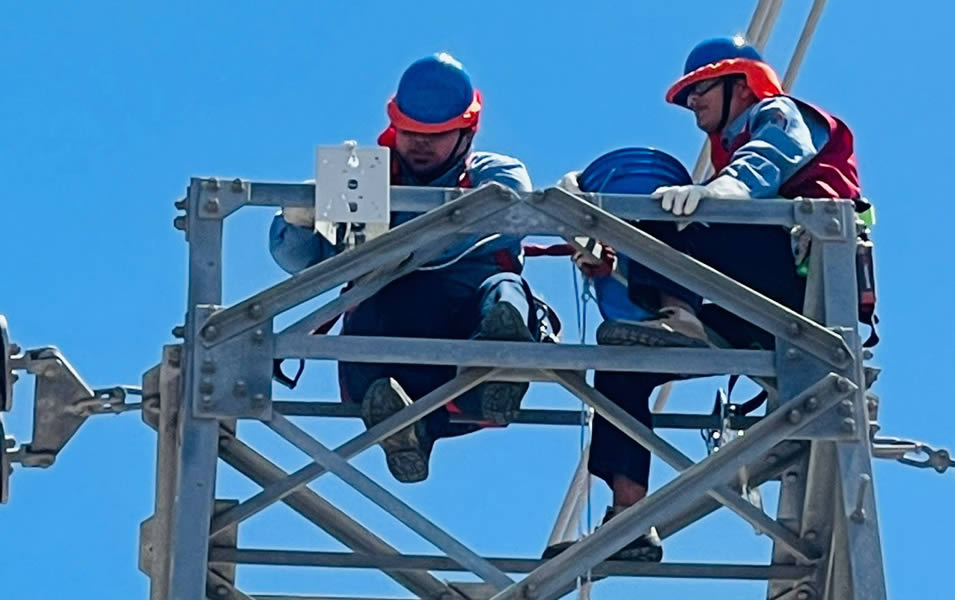 Técnicos realizando montaje eléctrico en altura