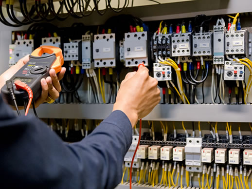Técnico certificando un tablero eléctrico