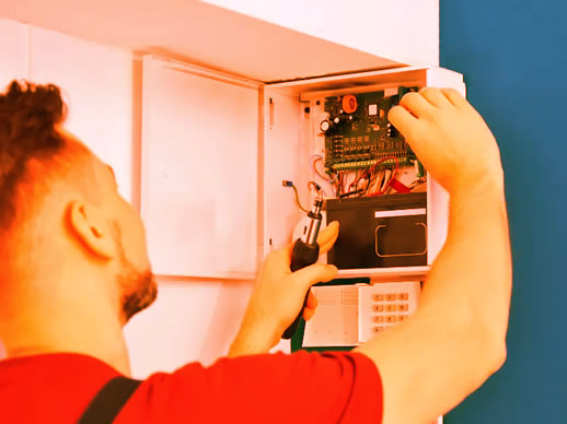 Técnico instalando una central de alarma