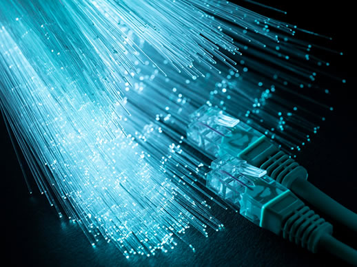 Rack con cableado estructurado de red